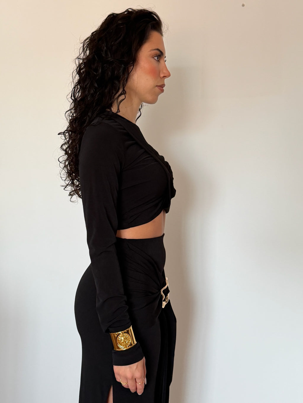 Conjunto blusa e saia com detalhe dourado