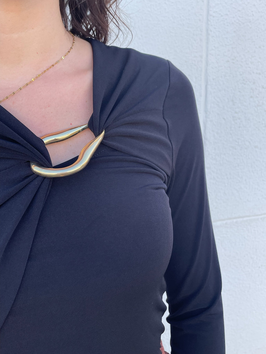 Blusa preta detalhe dourado peito