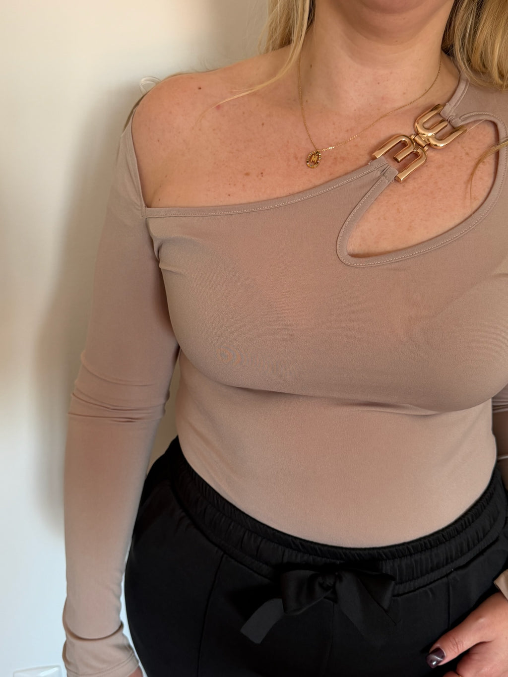 Blusa decote assimétrico com detalhe dourado