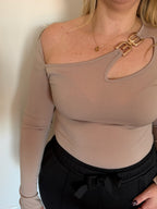 Blusa decote assimétrico com detalhe dourado