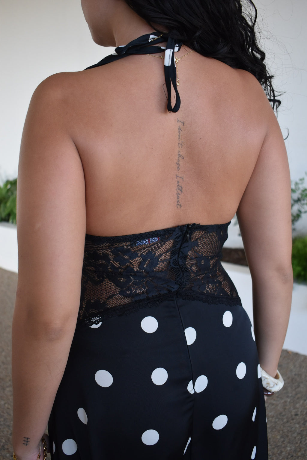 Vestido preto com renda e bolas brancas