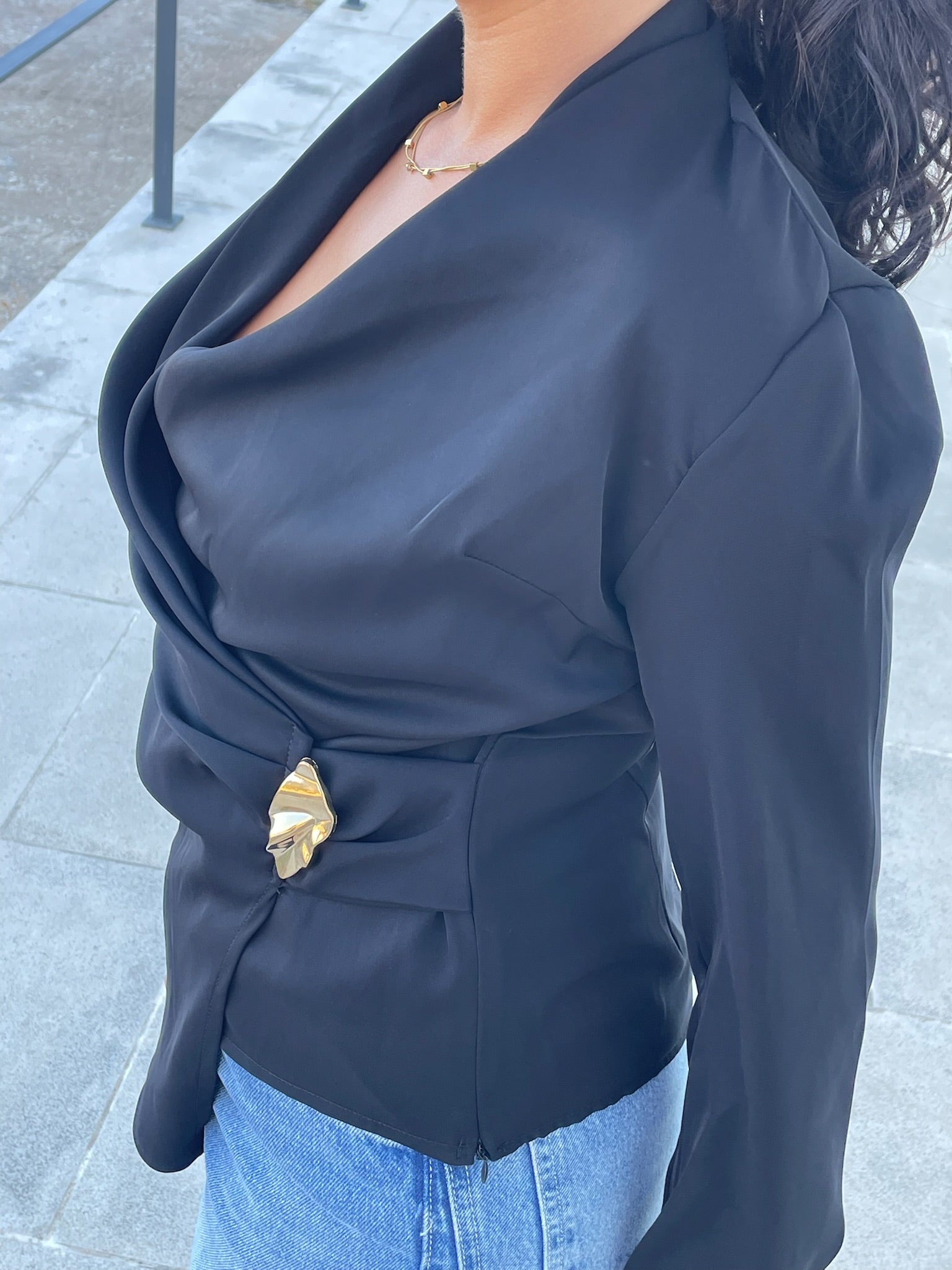 Camisa preta com detalhe dourado