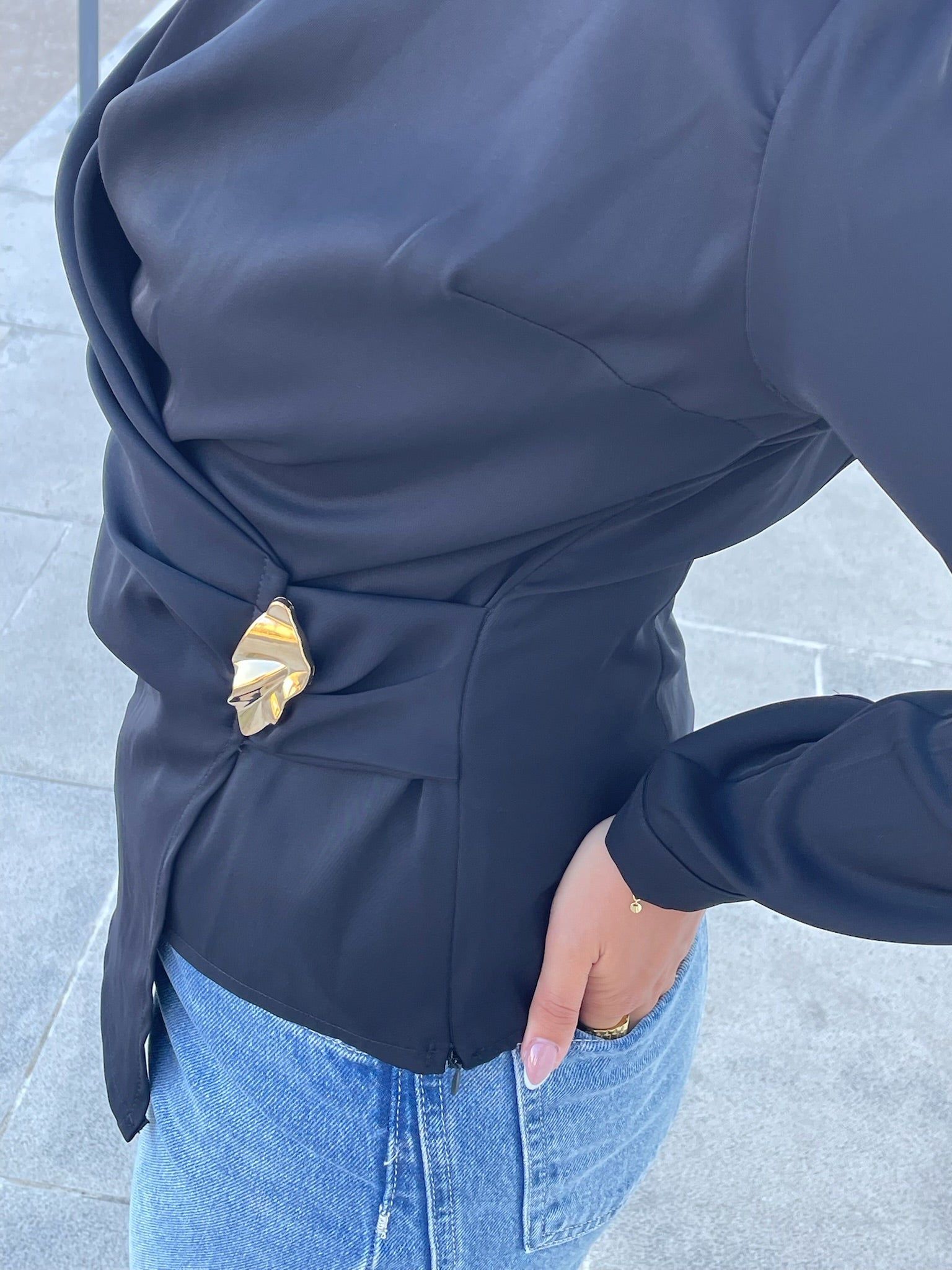 Camisa preta com detalhe dourado