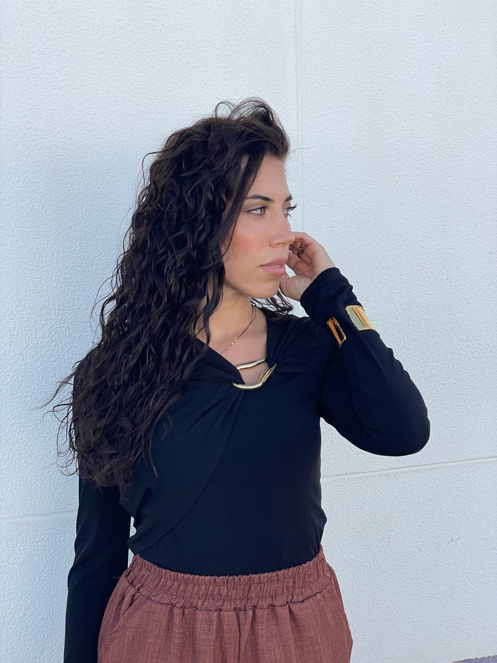 Blusa preta detalhe dourado peito
