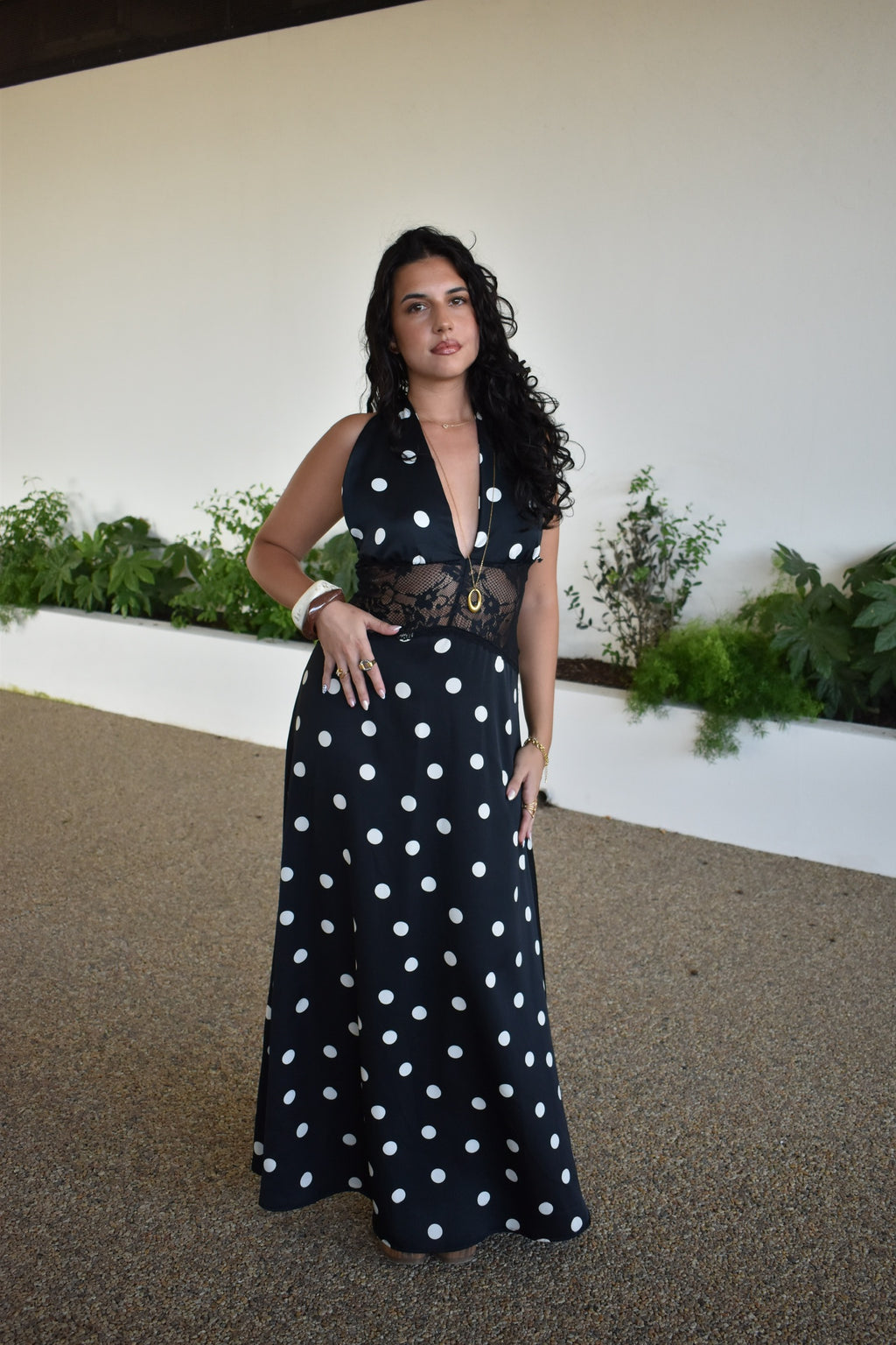 Vestido preto com renda e bolas brancas