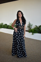 Vestido preto com renda e bolas brancas