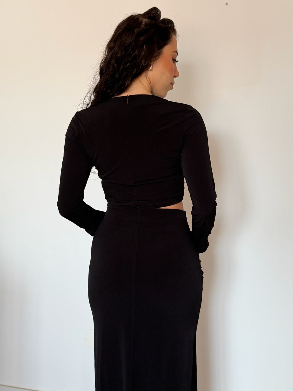 Conjunto blusa e saia com detalhe dourado