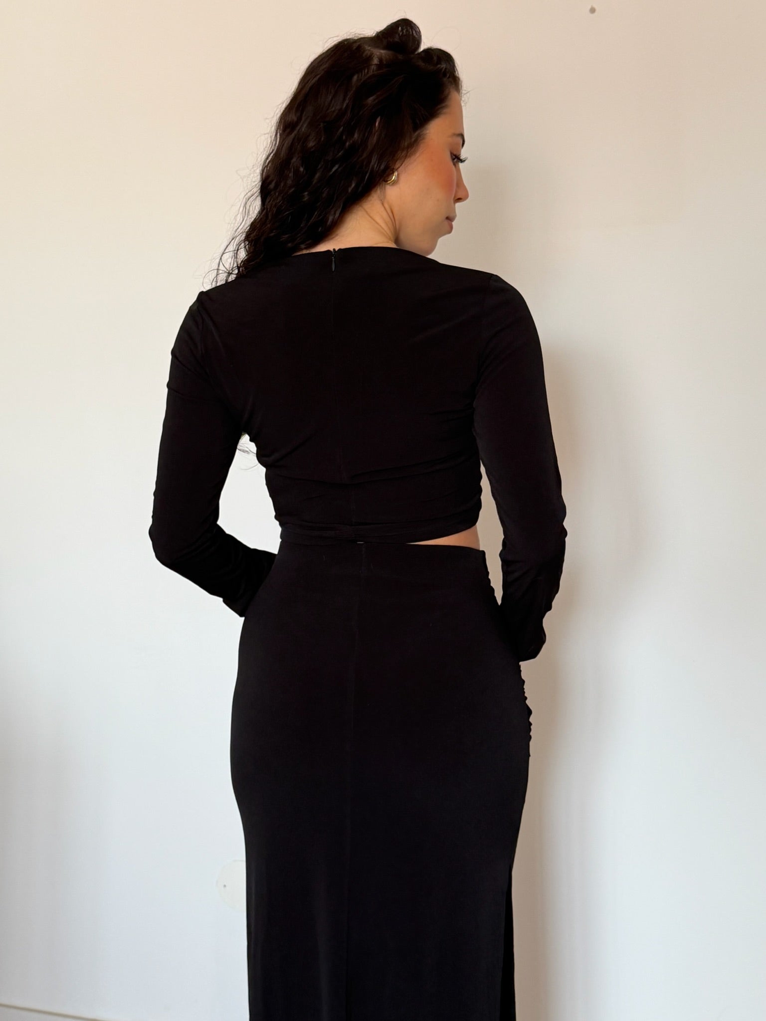 Conjunto blusa e saia com detalhe dourado