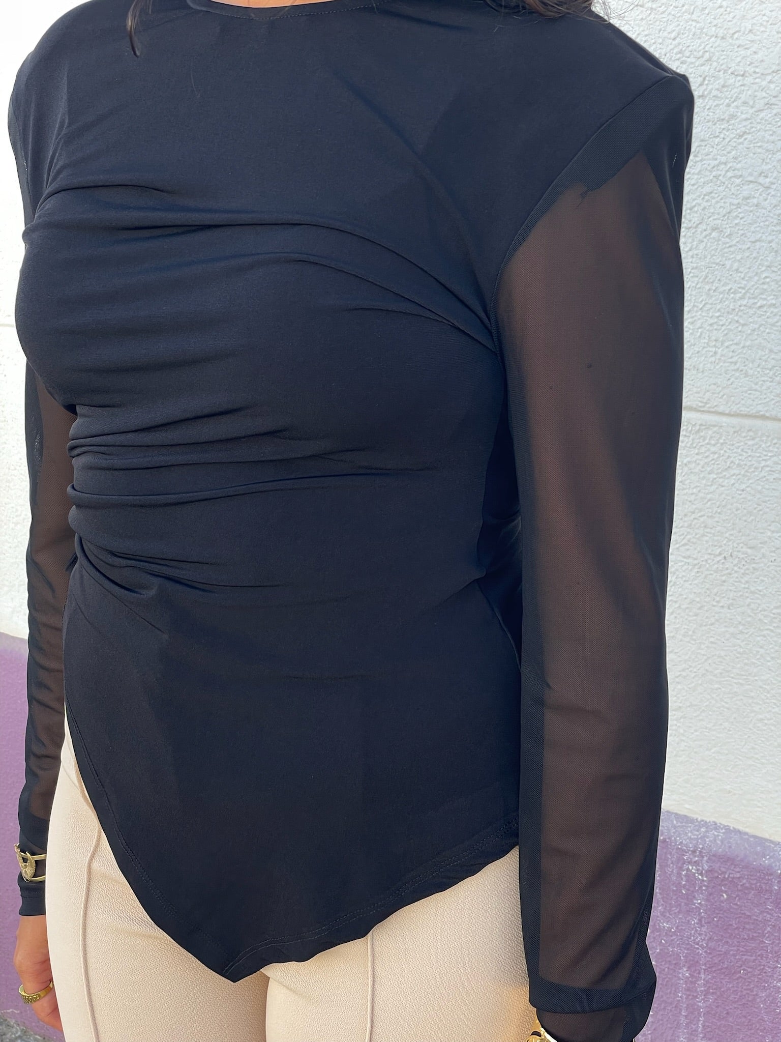 Blusa em bico mangas transparentes