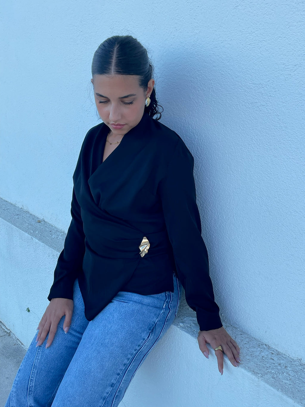 Camisa preta com detalhe dourado