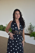 Vestido preto com renda e bolas brancas