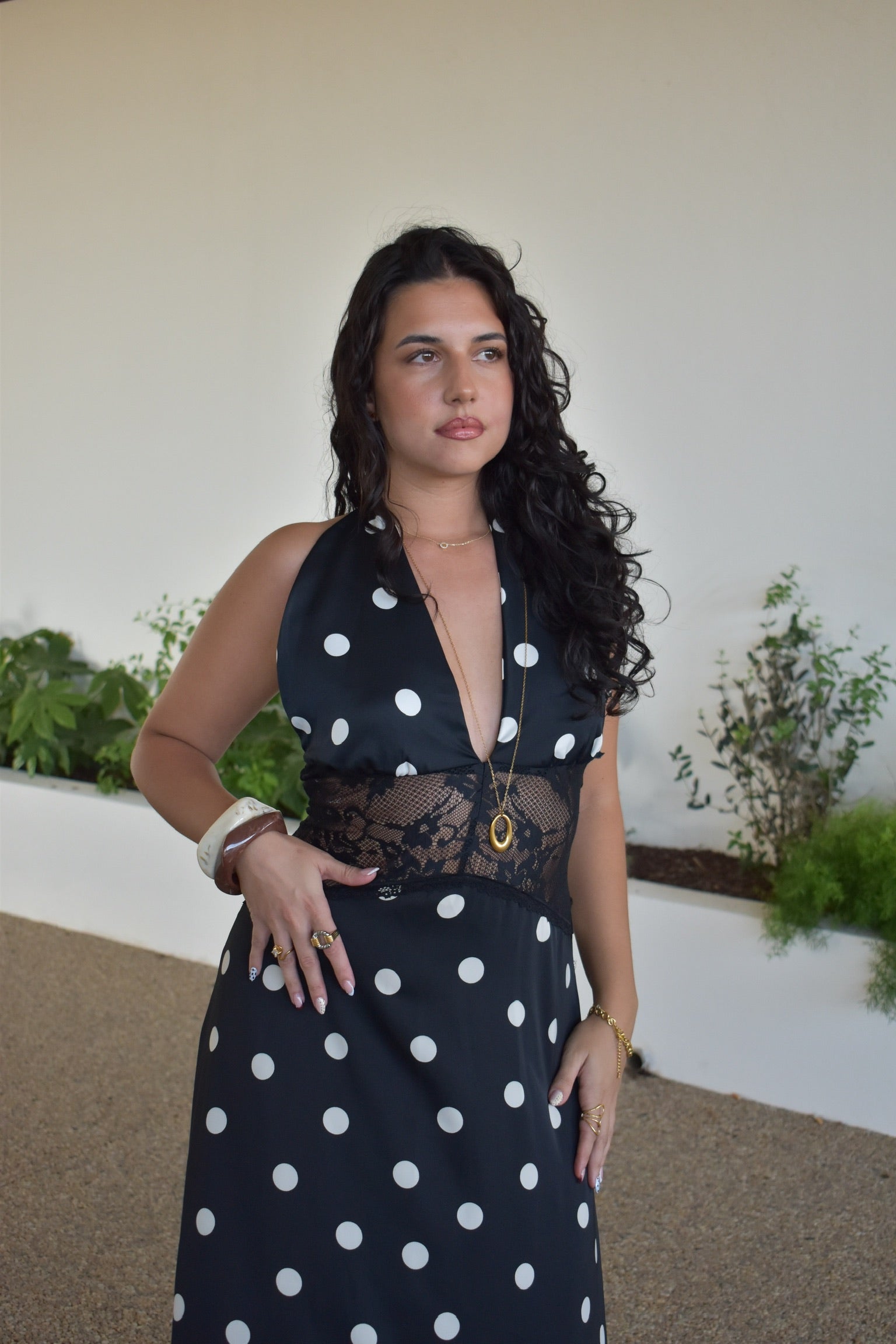 Vestido preto com renda e bolas brancas