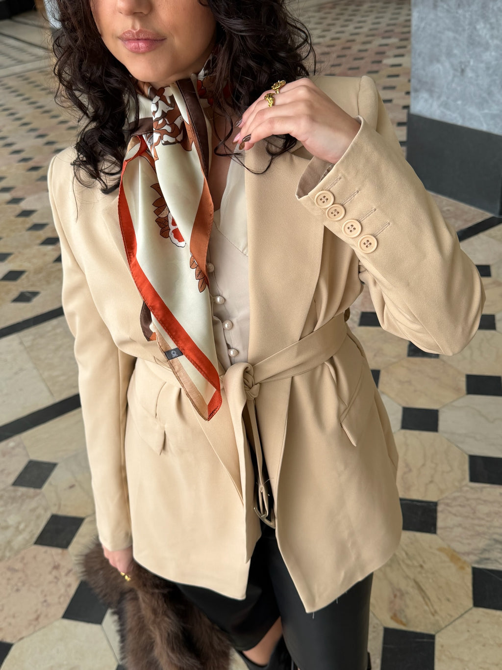 Blazer bege com cinto