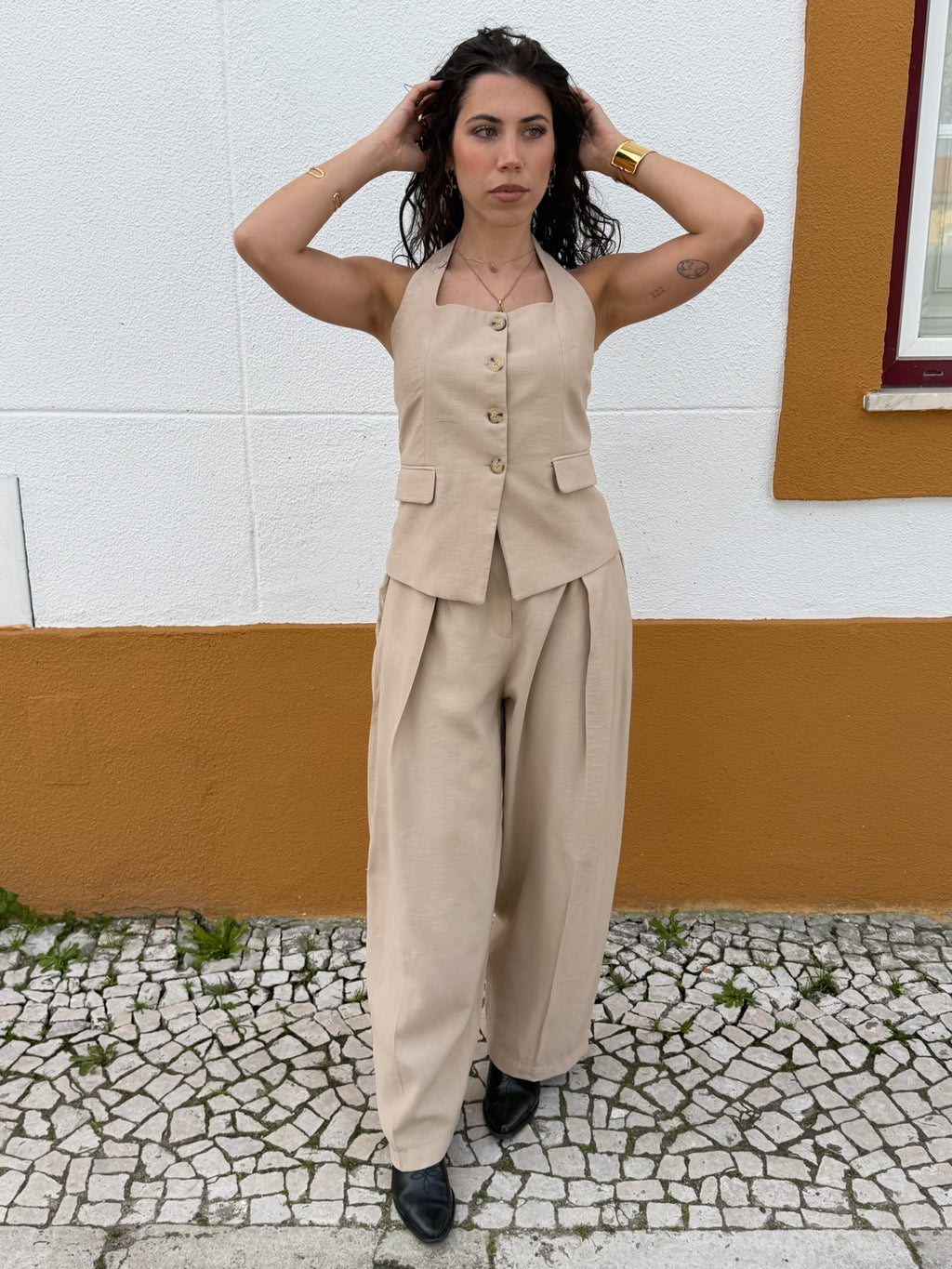 Conjunto pantalona e top bege