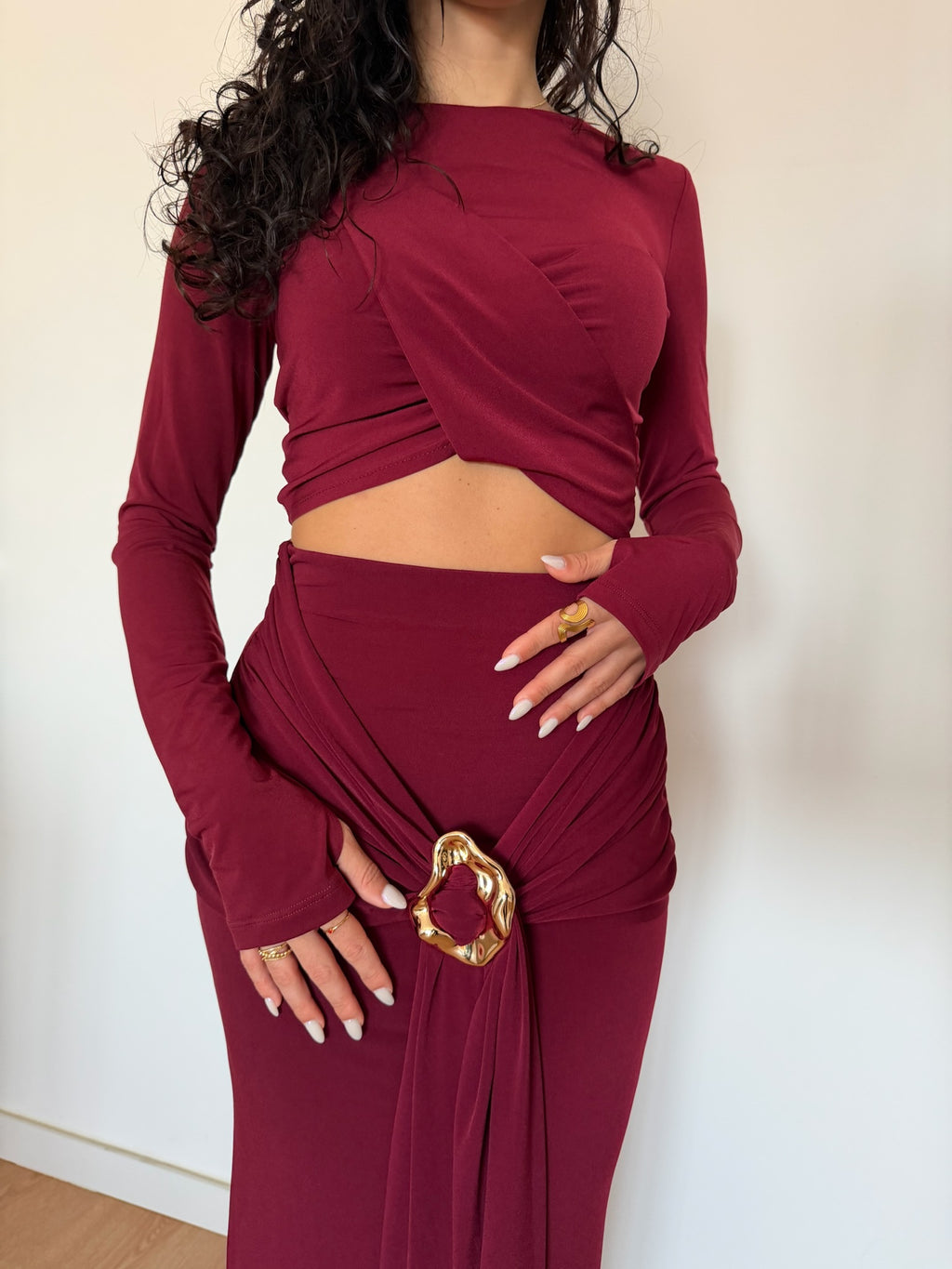 Conjunto blusa e saia com detalhe dourado