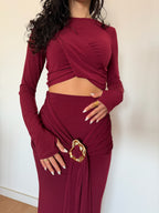 Conjunto blusa e saia com detalhe dourado