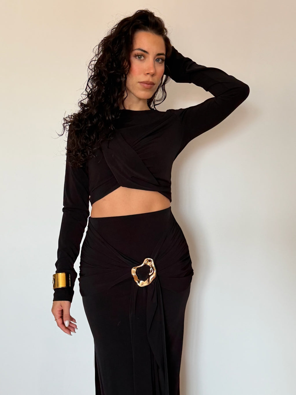 Conjunto blusa e saia com detalhe dourado