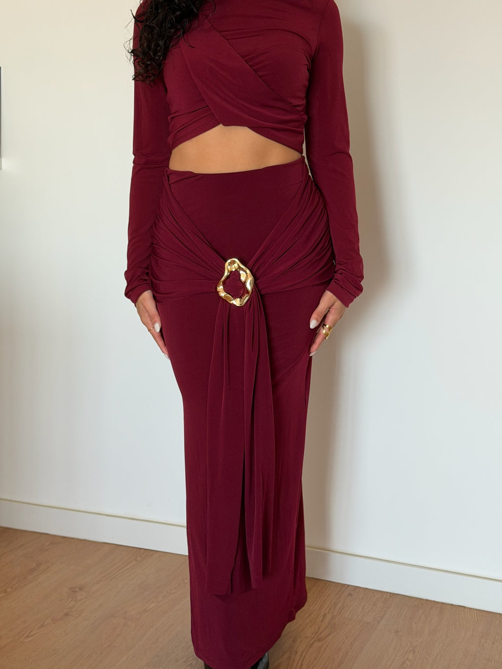 Conjunto blusa e saia com detalhe dourado