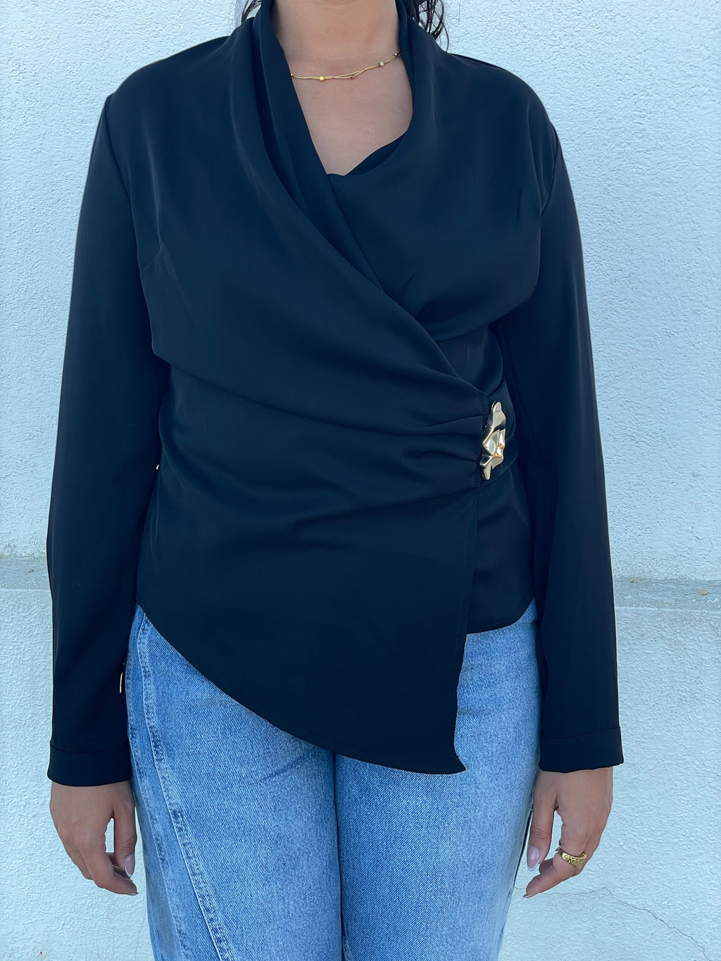 Camisa preta com detalhe dourado