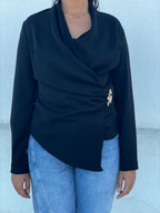 Camisa preta com detalhe dourado