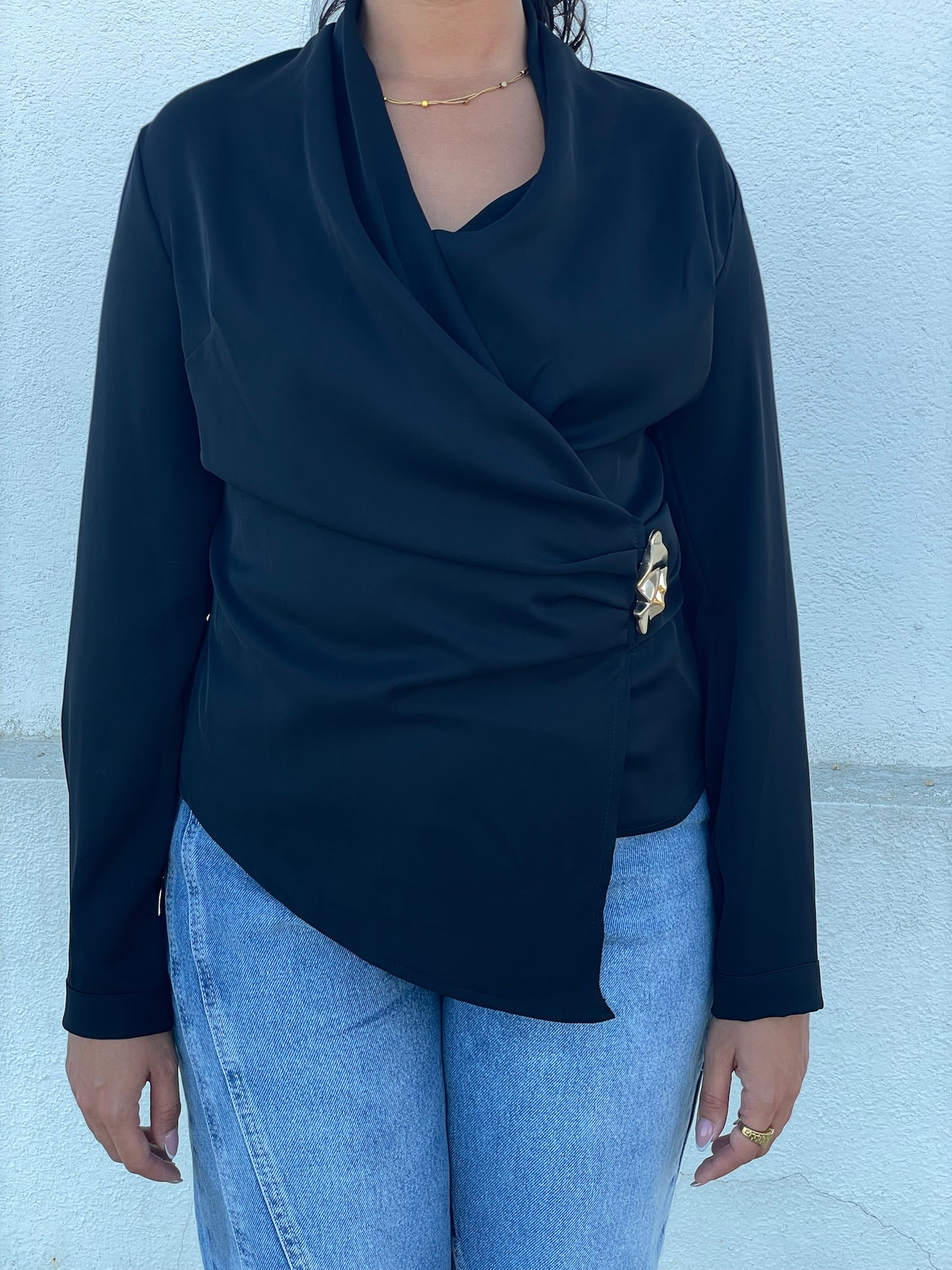 Camisa preta com detalhe dourado