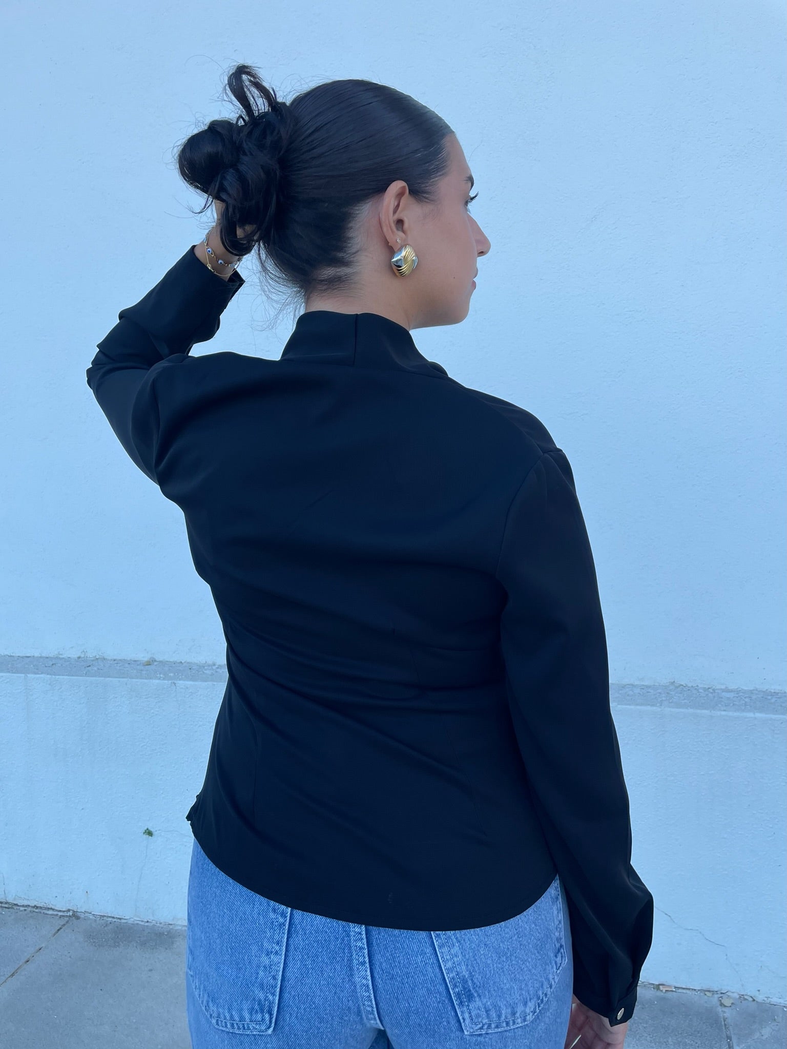 Camisa preta com detalhe dourado