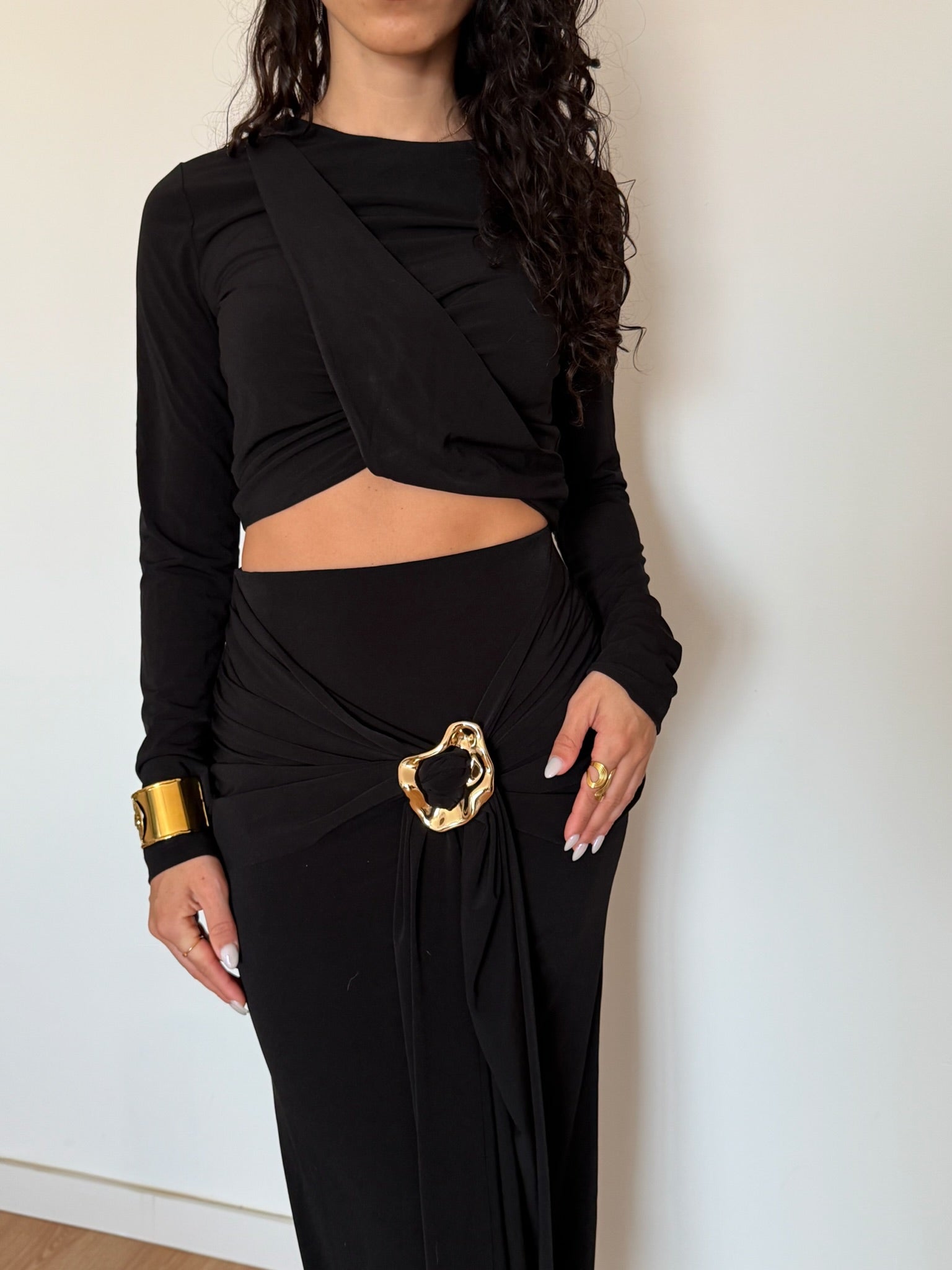 Conjunto blusa e saia com detalhe dourado
