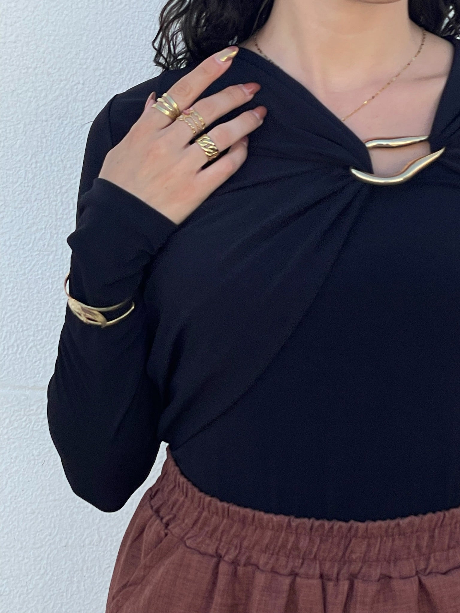 Blusa preta detalhe dourado peito