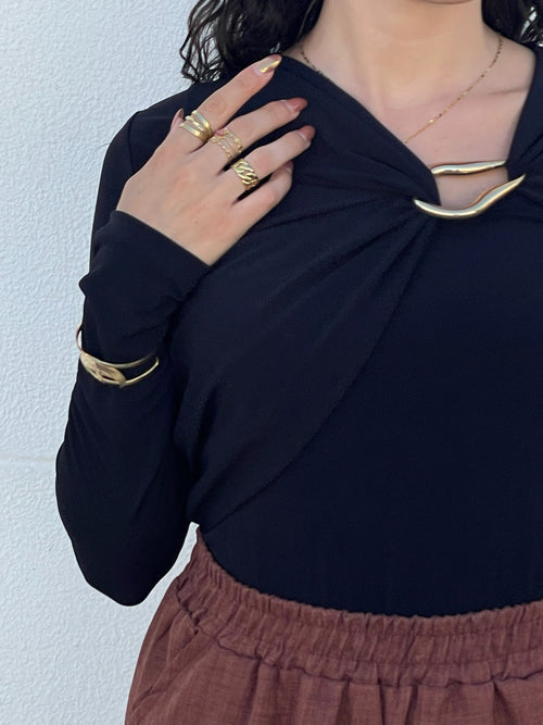 Blusa preta detalhe dourado peito