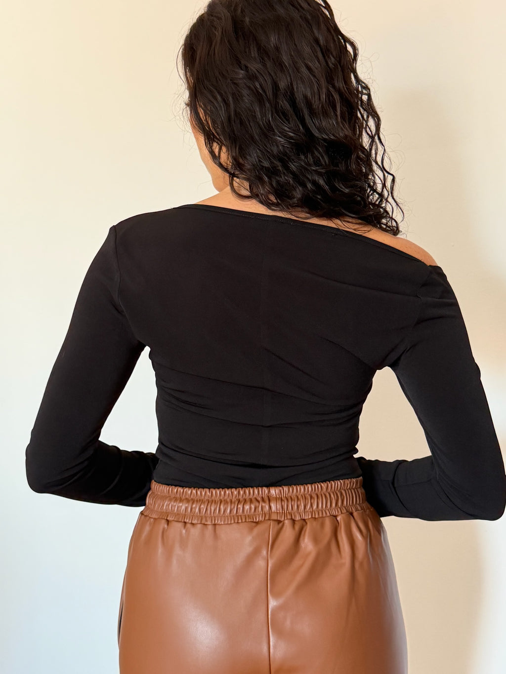 Blusa decote assimétrico com detalhe dourado