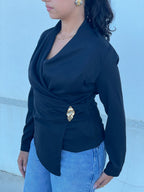 Camisa preta com detalhe dourado