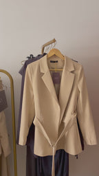 Blazer bege com cinto